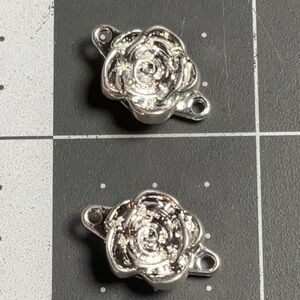 Findings: 2 rose magnetic clasps